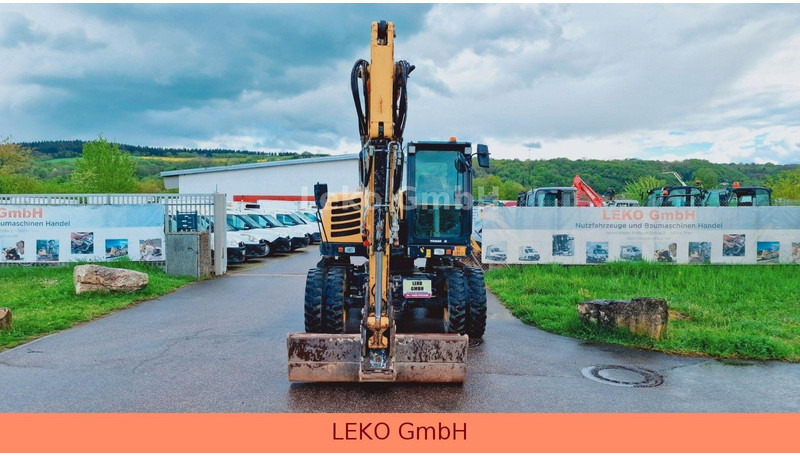 Yanmar B 95W Mit Drei Löffeln und Ein Hammer - Gumikerekes kotró: 2 kép. Yanmar B 95W Mit Drei Löffeln und Ein Hammer - Gumikerekes kotró: 2 kép.