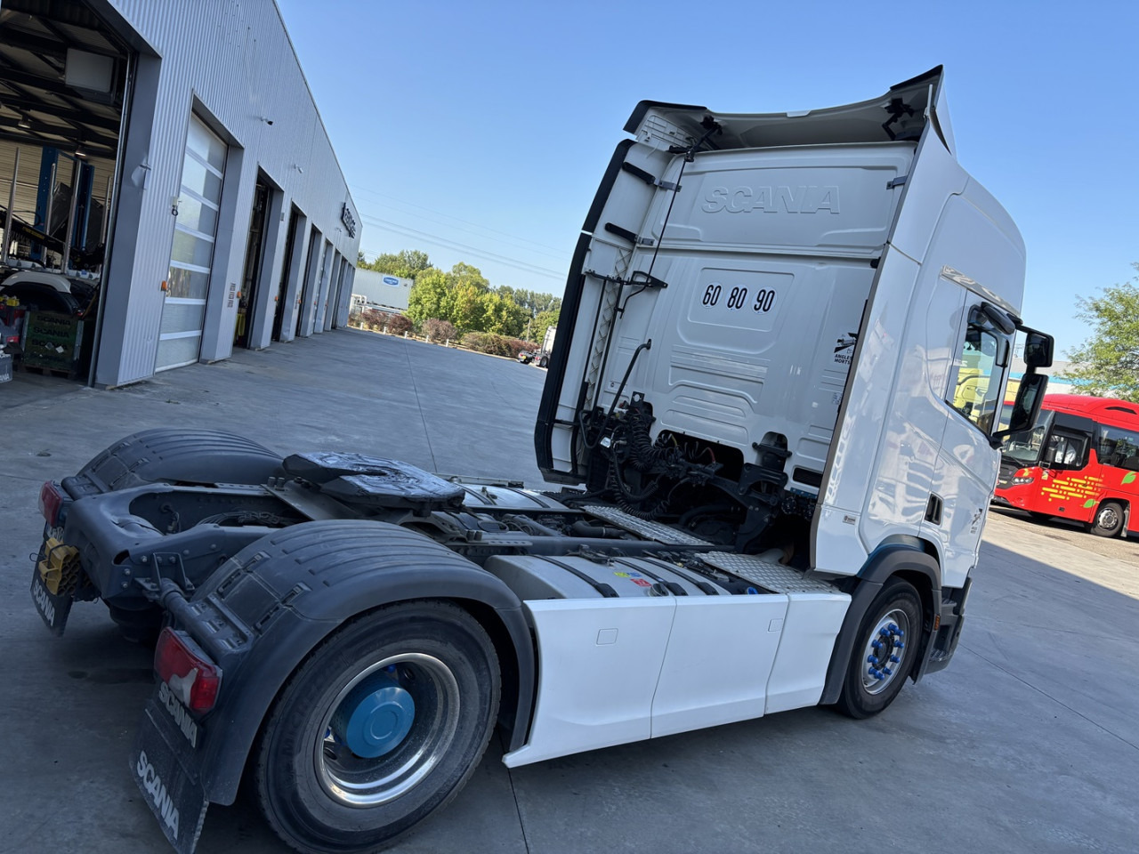 SCANIA R 450 A4x2NA - Nyergesvontató: 3 kép. SCANIA R 450 A4x2NA - Nyergesvontató: 3 kép.