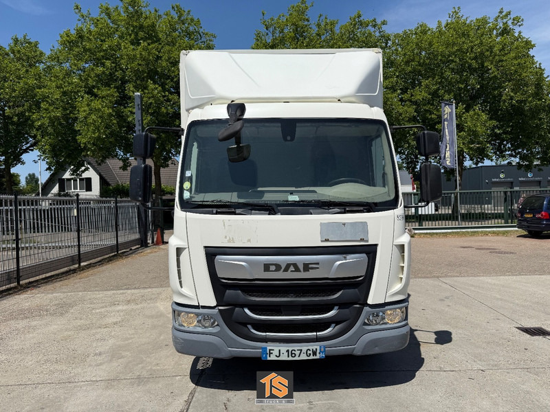 DAF LF 210 12 - TON - LADEBORDWAND - TOP TRUCK - Dobozos felépítményű teherautó: 2 kép. DAF LF 210 12 - TON - LADEBORDWAND - TOP TRUCK - Dobozos felépítményű teherautó: 2 kép.
