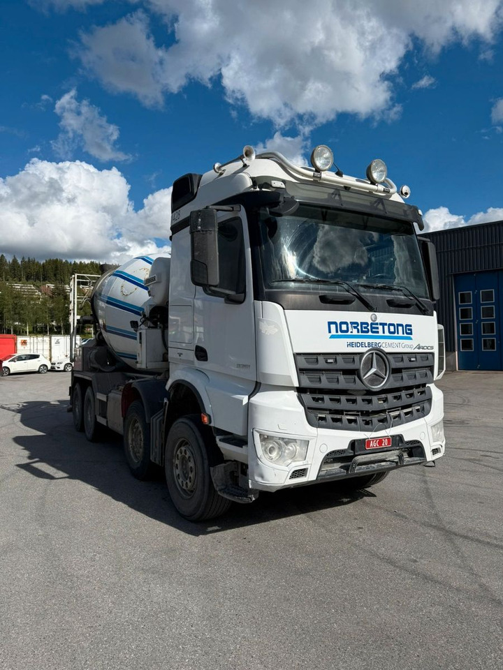 Mercedes-Benz 3251 / 9 m3 mixer + Liebher 12+4 - Betonmixer: 1 kép. Mercedes-Benz 3251 / 9 m3 mixer + Liebher 12+4 - Betonmixer: 1 kép.