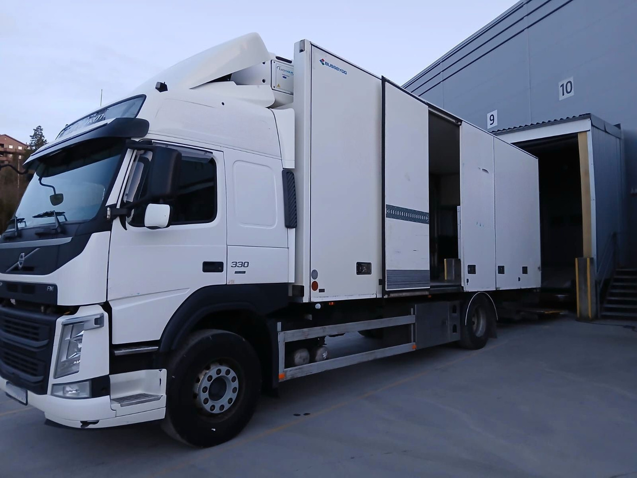 Volvo FM330 / Carrier Supra 850 nordic - Hűtős teherautó: 1 kép. Volvo FM330 / Carrier Supra 850 nordic - Hűtős teherautó: 1 kép.
