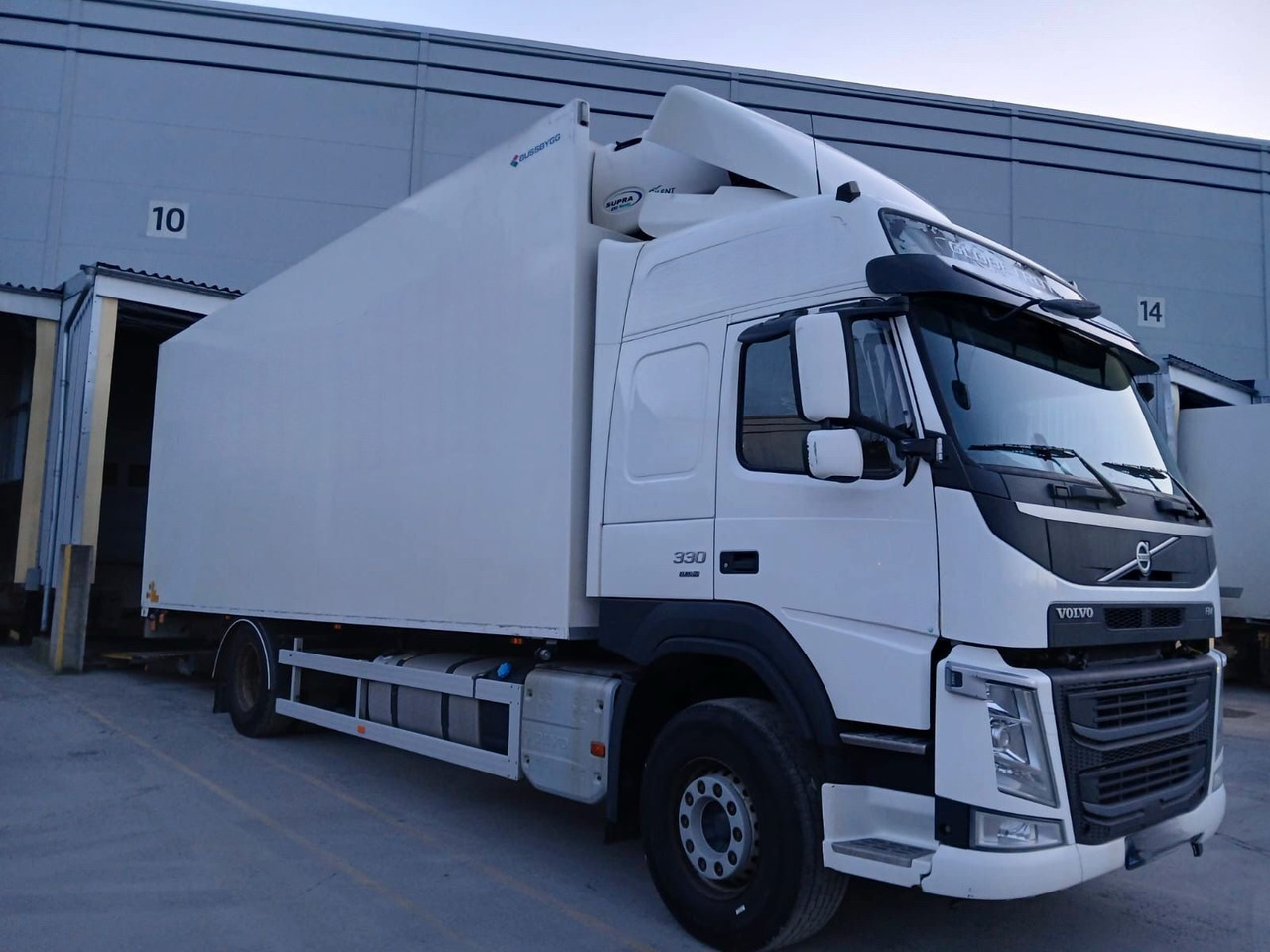 Volvo FM330 / Carrier Supra 850 nordic - Hűtős teherautó: 2 kép. Volvo FM330 / Carrier Supra 850 nordic - Hűtős teherautó: 2 kép.