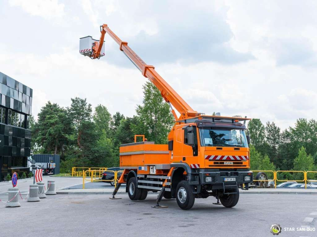 Iveco CURSOR 240 4x4 RUTHMANN T225 22,5 Meters Lift - Emelőkosaras teherautó: 3 kép. Iveco CURSOR 240 4x4 RUTHMANN T225 22,5 Meters Lift - Emelőkosaras teherautó: 3 kép.