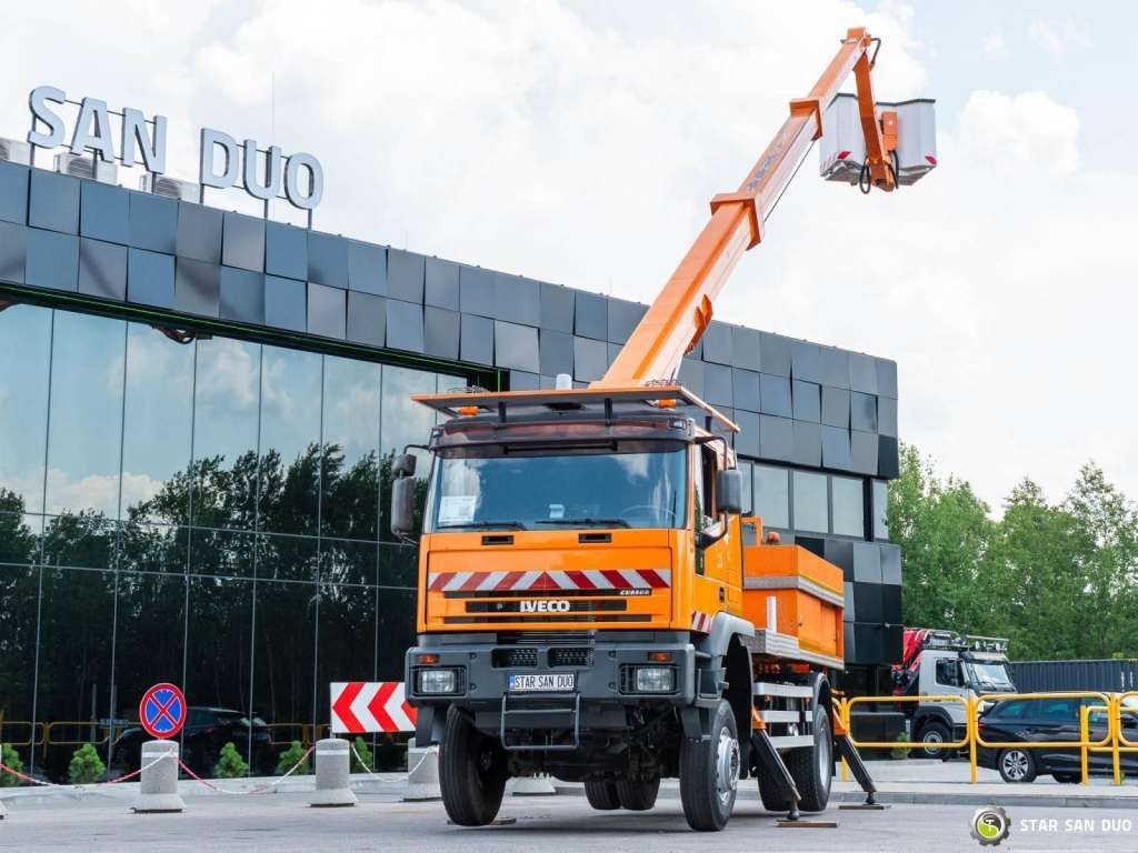 Iveco CURSOR 240 4x4 RUTHMANN T225 22,5 Meters Lift - Emelőkosaras teherautó: 5 kép. Iveco CURSOR 240 4x4 RUTHMANN T225 22,5 Meters Lift - Emelőkosaras teherautó: 5 kép.