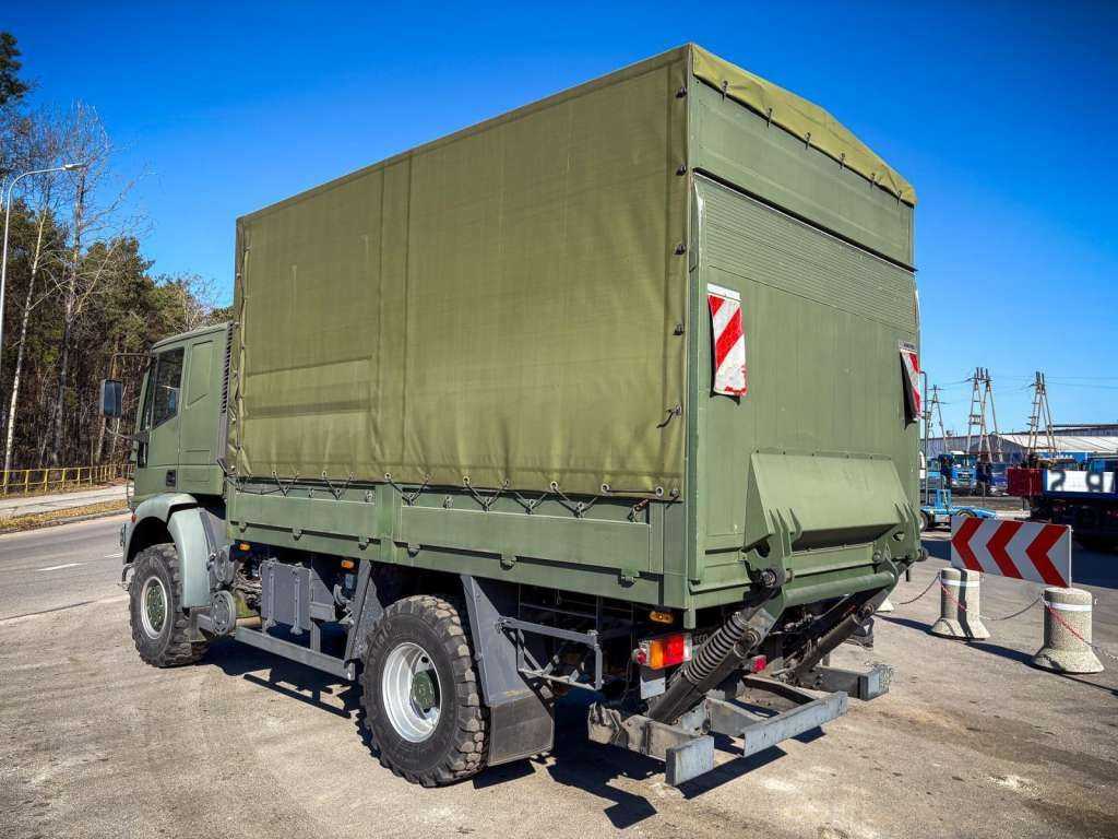 Iveco EUROCARGO 4x4 Offroad Camper Winde - Ponyvás teherautó: 4 kép. Iveco EUROCARGO 4x4 Offroad Camper Winde - Ponyvás teherautó: 4 kép.