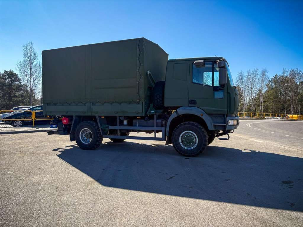 Iveco EUROCARGO 4x4 Offroad Camper Winde - Ponyvás teherautó: 5 kép. Iveco EUROCARGO 4x4 Offroad Camper Winde - Ponyvás teherautó: 5 kép.