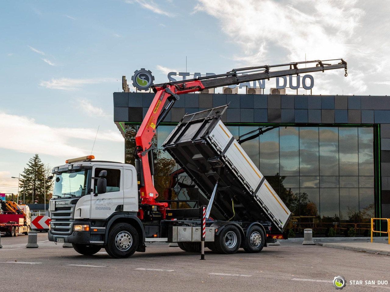 - Billenőplatós teherautó: 3 kép. - Billenőplatós teherautó: 3 kép.