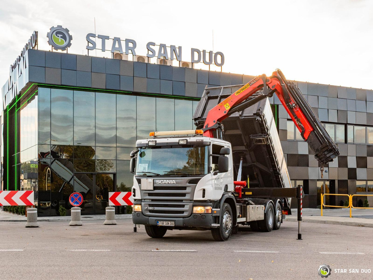 - Billenőplatós teherautó: 5 kép. - Billenőplatós teherautó: 5 kép.