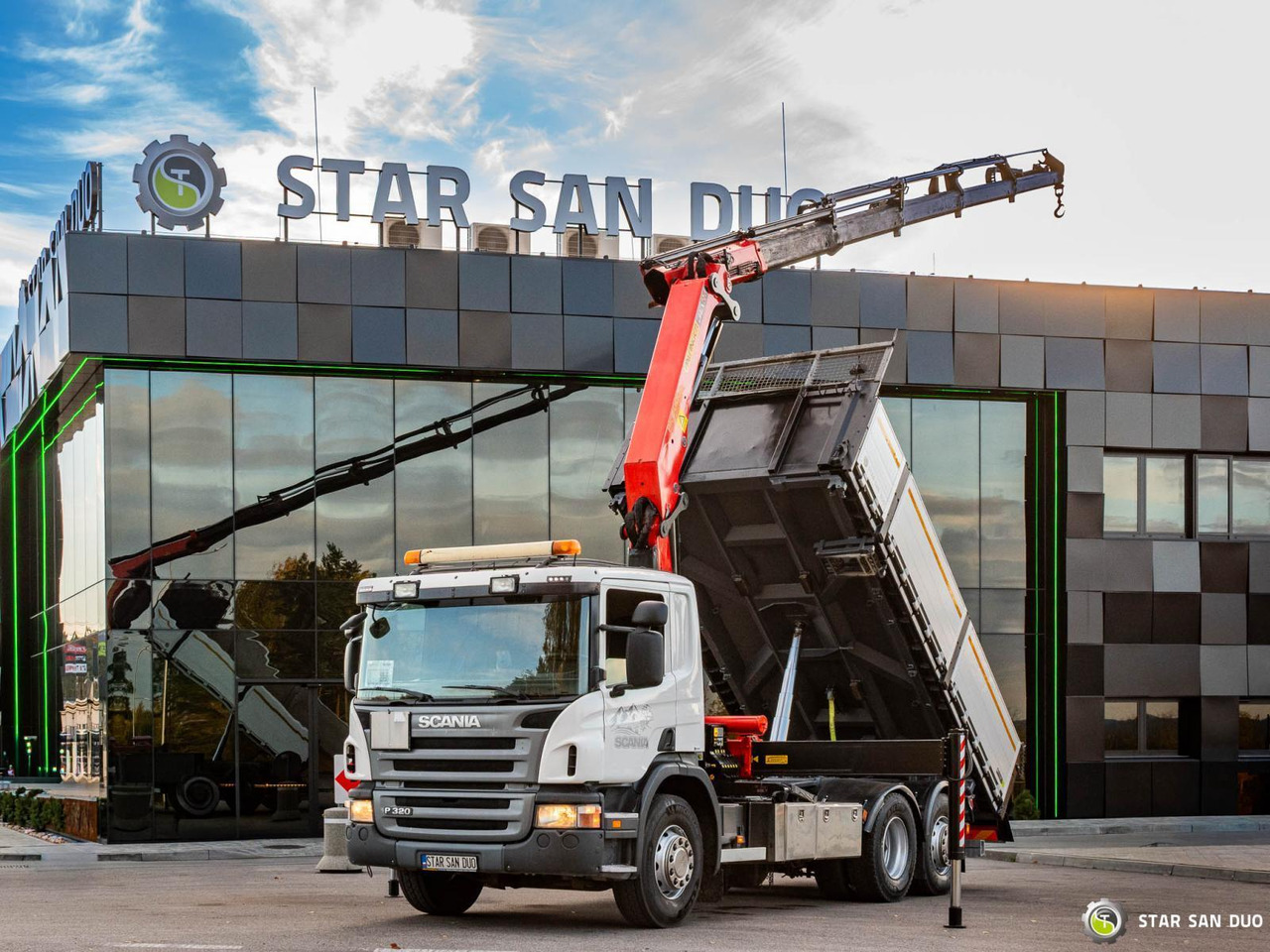 - Billenőplatós teherautó: 1 kép. - Billenőplatós teherautó: 1 kép.