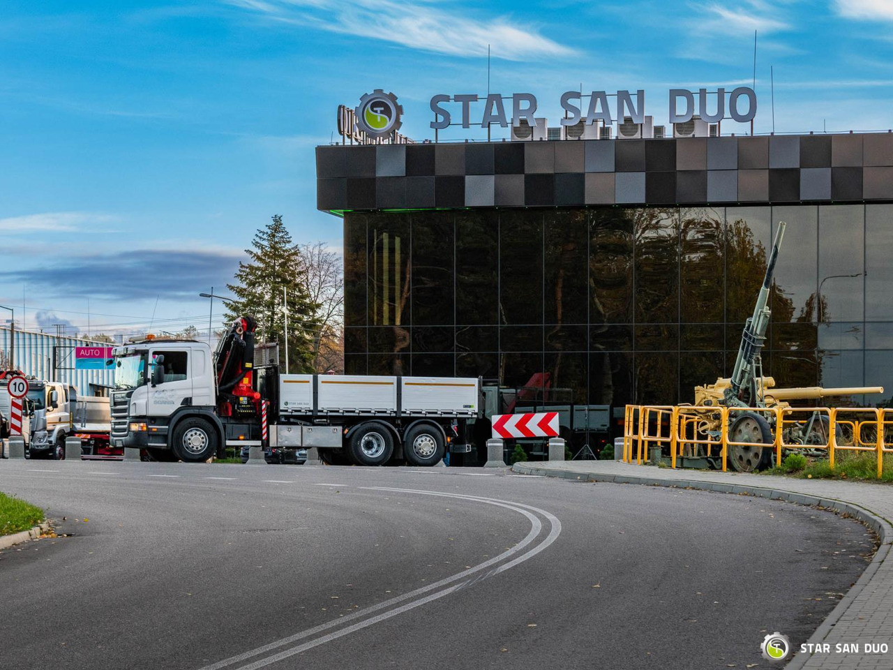 - Billenőplatós teherautó: 2 kép. - Billenőplatós teherautó: 2 kép.