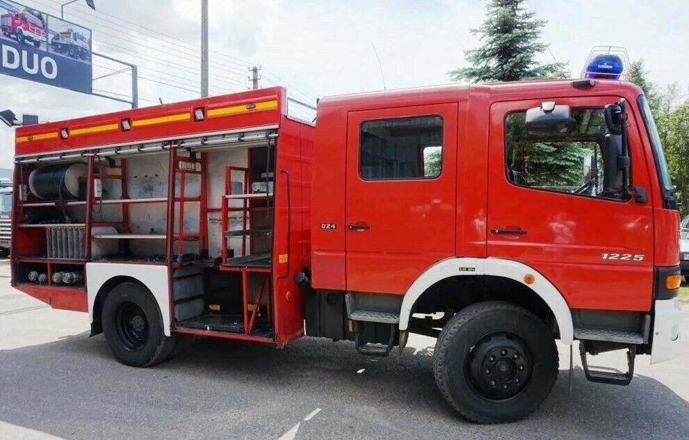 Mercedes-Benz 4x4 ATEGO 1225 Firebrigade Feuerwehr - Tűzoltóautó: 4 kép. Mercedes-Benz 4x4 ATEGO 1225 Firebrigade Feuerwehr - Tűzoltóautó: 4 kép.