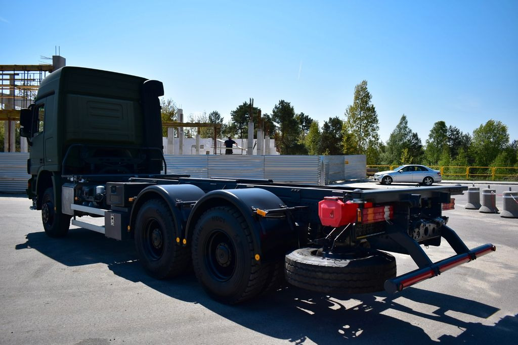 Mercedes-Benz ACTROS 3344 6x6 Chassis Twist Lock BDF LIKE NEW! - Cserefelépítményes teherautó: 3 kép. Mercedes-Benz ACTROS 3344 6x6 Chassis Twist Lock BDF LIKE NEW! - Cserefelépítményes teherautó: 3 kép.