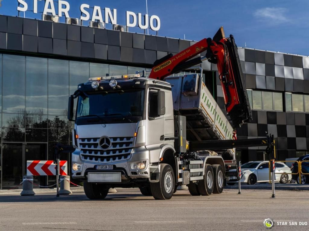 Mercedes-Benz AROCS 2651 6x6 PALFINGER PK 34002 CRANE KIPPER - Darus autó, Billenőplatós teherautó: 2 kép. Mercedes-Benz AROCS 2651 6x6 PALFINGER PK 34002 CRANE KIPPER - Darus autó, Billenőplatós teherautó: 2 kép.