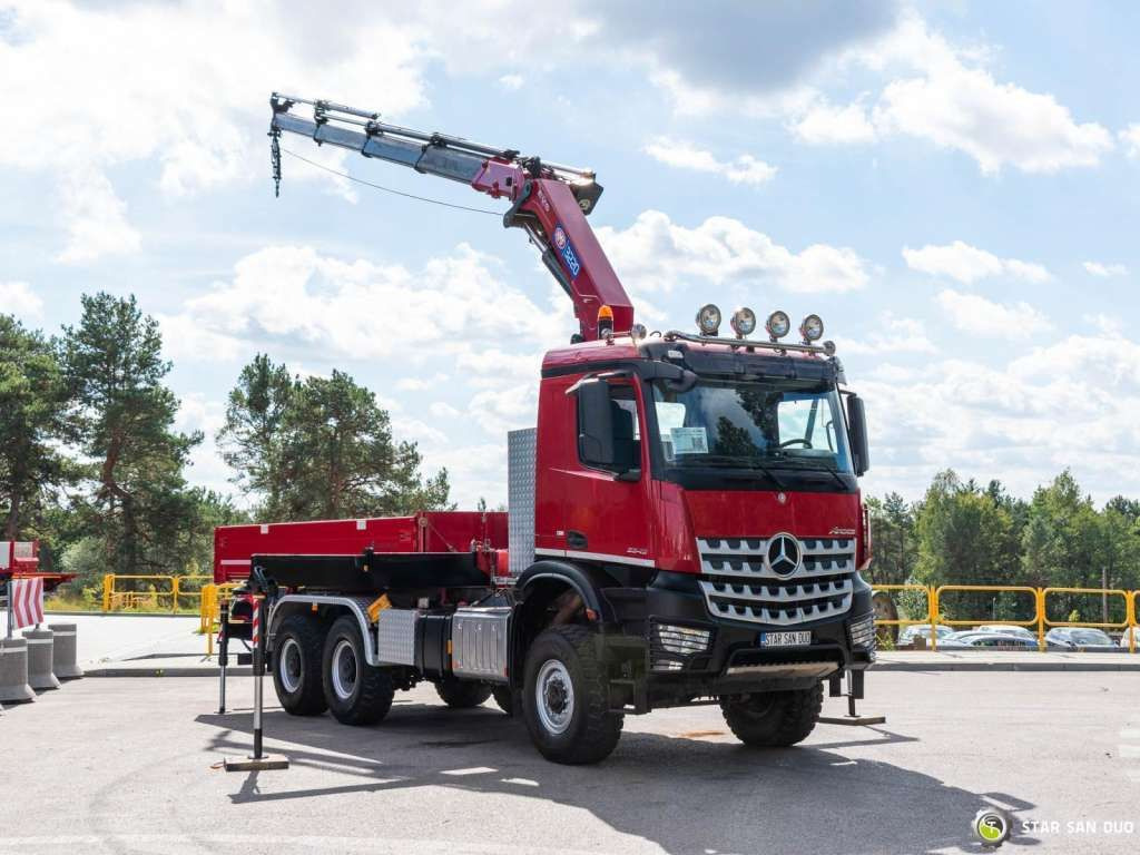 Mercedes-Benz AROCS 3345 6x6 HMF 3220 Winch Crane Tipper - Billenőplatós teherautó: 2 kép. Mercedes-Benz AROCS 3345 6x6 HMF 3220 Winch Crane Tipper - Billenőplatós teherautó: 2 kép.
