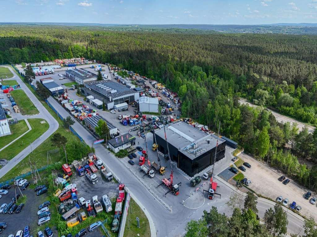 Billenőplatós teherautó Mercedes-Benz  AROCS 3345 6x6 HMF 3220 Winch Crane Tipper: 10 kép.