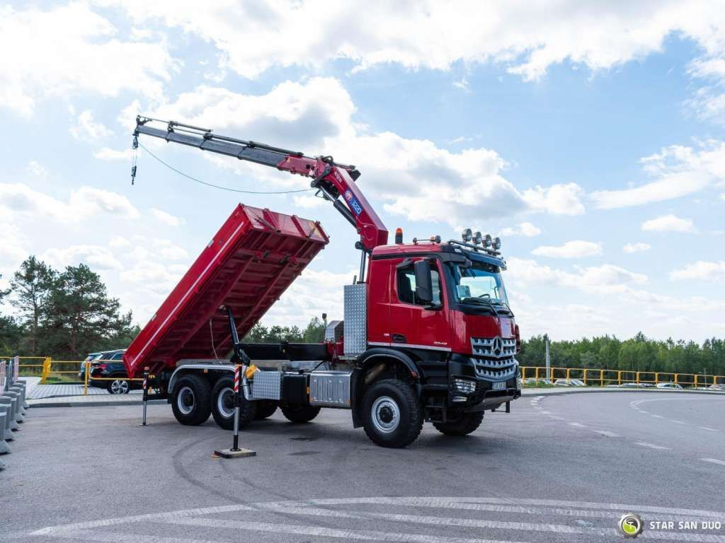 Darus autó Mercedes-Benz AROCS 3345 6x6 HMF 3220 Winch Crane tipper: 5 kép. Darus autó Mercedes-Benz AROCS 3345 6x6 HMF 3220 Winch Crane tipper: 5 kép.