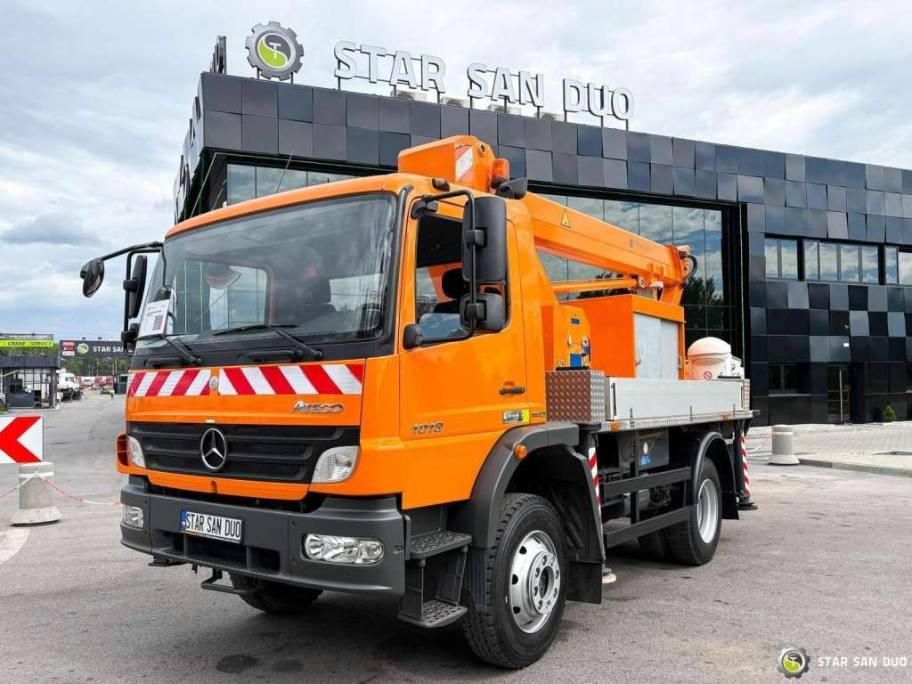 Mercedes-Benz ATEGO 4x4 1018 WUMAG WT 170 Platform Lift 17m - Emelőkosaras teherautó: 3 kép. Mercedes-Benz ATEGO 4x4 1018 WUMAG WT 170 Platform Lift 17m - Emelőkosaras teherautó: 3 kép.