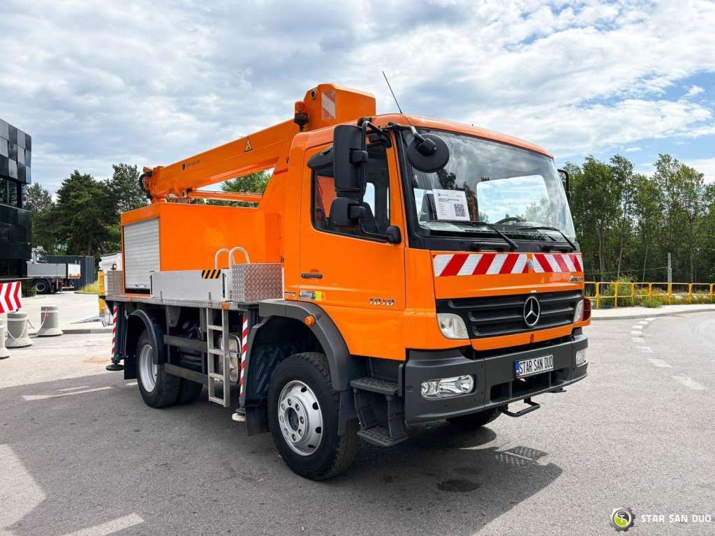 Mercedes-Benz ATEGO 4x4 1018 WUMAG WT 170 Platform Lift 17m - Emelőkosaras teherautó: 2 kép. Mercedes-Benz ATEGO 4x4 1018 WUMAG WT 170 Platform Lift 17m - Emelőkosaras teherautó: 2 kép.