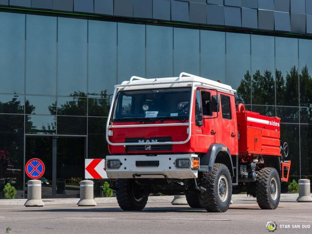MAN LE220B 4x4 E Fire Truck Feuerwehr - Teherautó: 2 kép. MAN LE220B 4x4 E Fire Truck Feuerwehr - Teherautó: 2 kép.