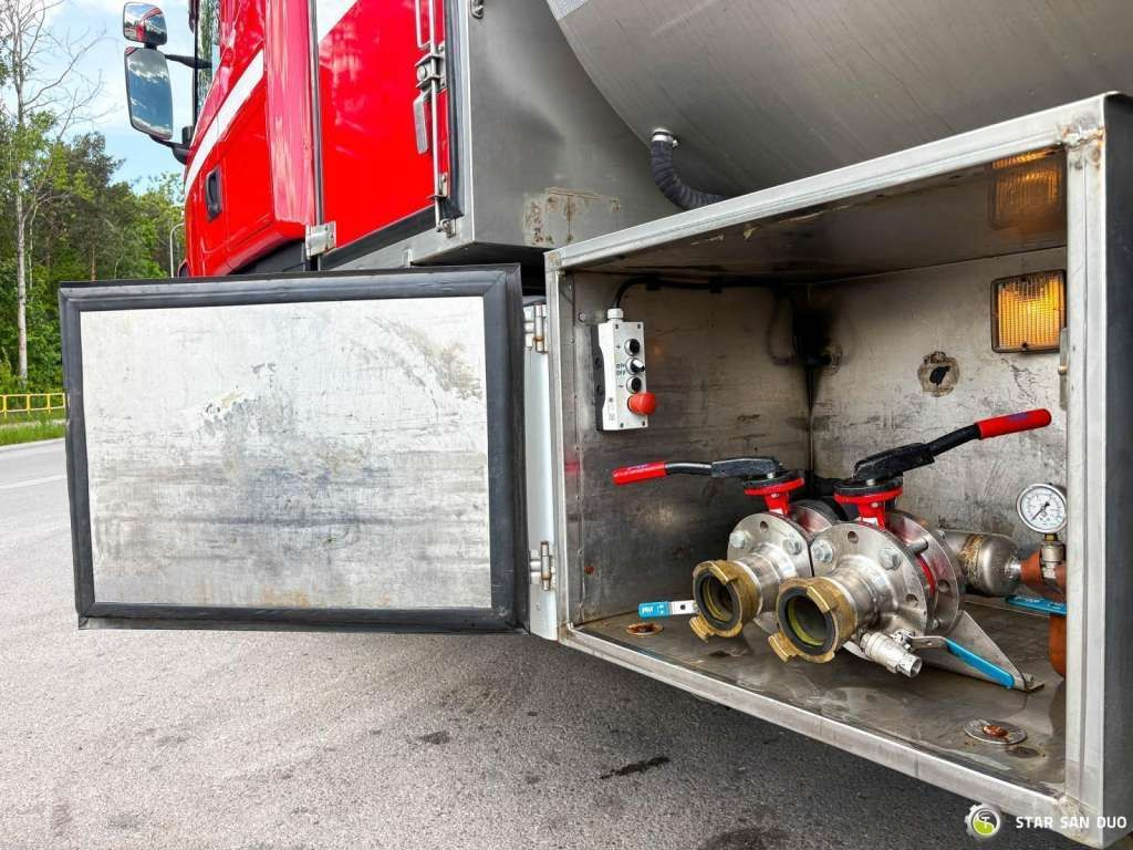 Scania D 320 FIRE BRIGADE Tank 12,000 Litres - Teherautó: 2 kép. Scania D 320 FIRE BRIGADE Tank 12,000 Litres - Teherautó: 2 kép.
