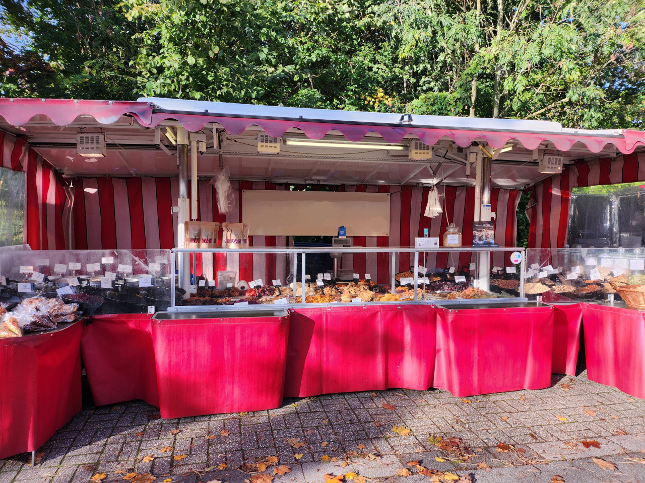 Verkaufsanhänger Alf - Büfékocsi: 2 kép. Verkaufsanhänger Alf - Büfékocsi: 2 kép.