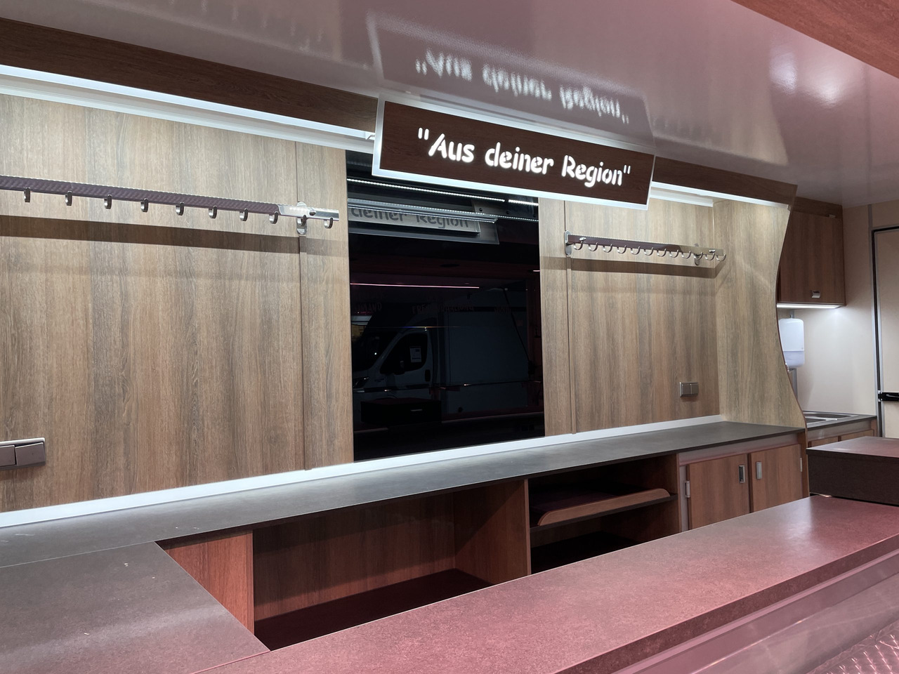 Verkaufsanhänger BORCO HÖHNS - Büfékocsi: 3 kép. Verkaufsanhänger BORCO HÖHNS - Büfékocsi: 3 kép.