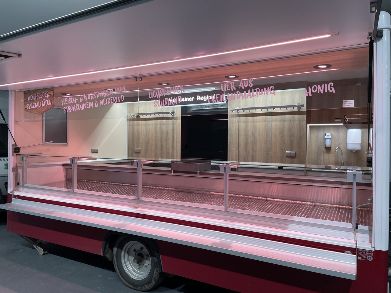 Verkaufsanhänger BORCO HÖHNS - Büfékocsi: 2 kép. Verkaufsanhänger BORCO HÖHNS - Büfékocsi: 2 kép.