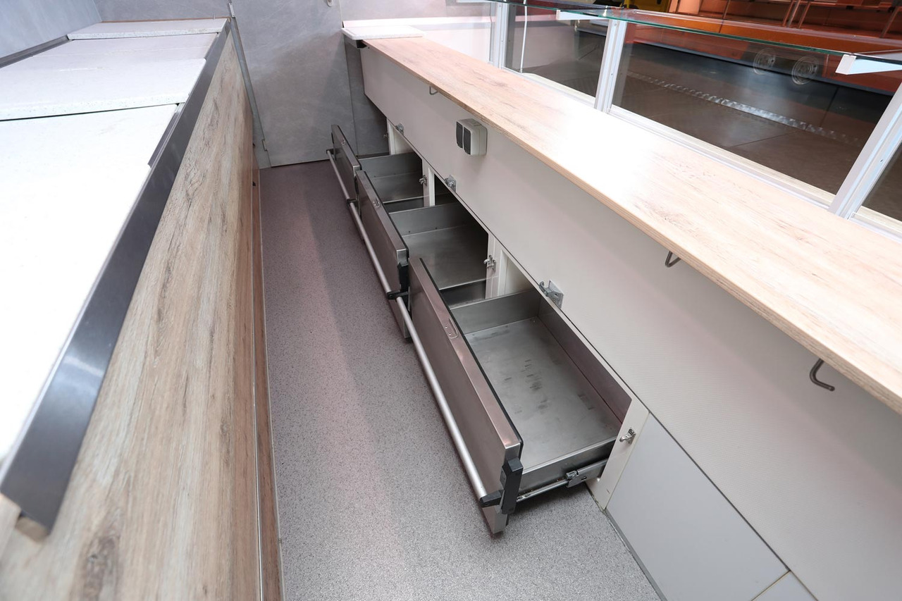 Wochenmarktmobil BORCO HÖHNS - Büféautó: 2 kép. Wochenmarktmobil BORCO HÖHNS - Büféautó: 2 kép.