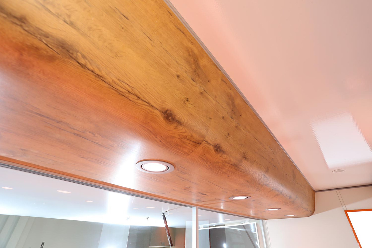 Wochenmarktmobil BORCO HÖHNS - Büféautó: 2 kép. Wochenmarktmobil BORCO HÖHNS - Büféautó: 2 kép.