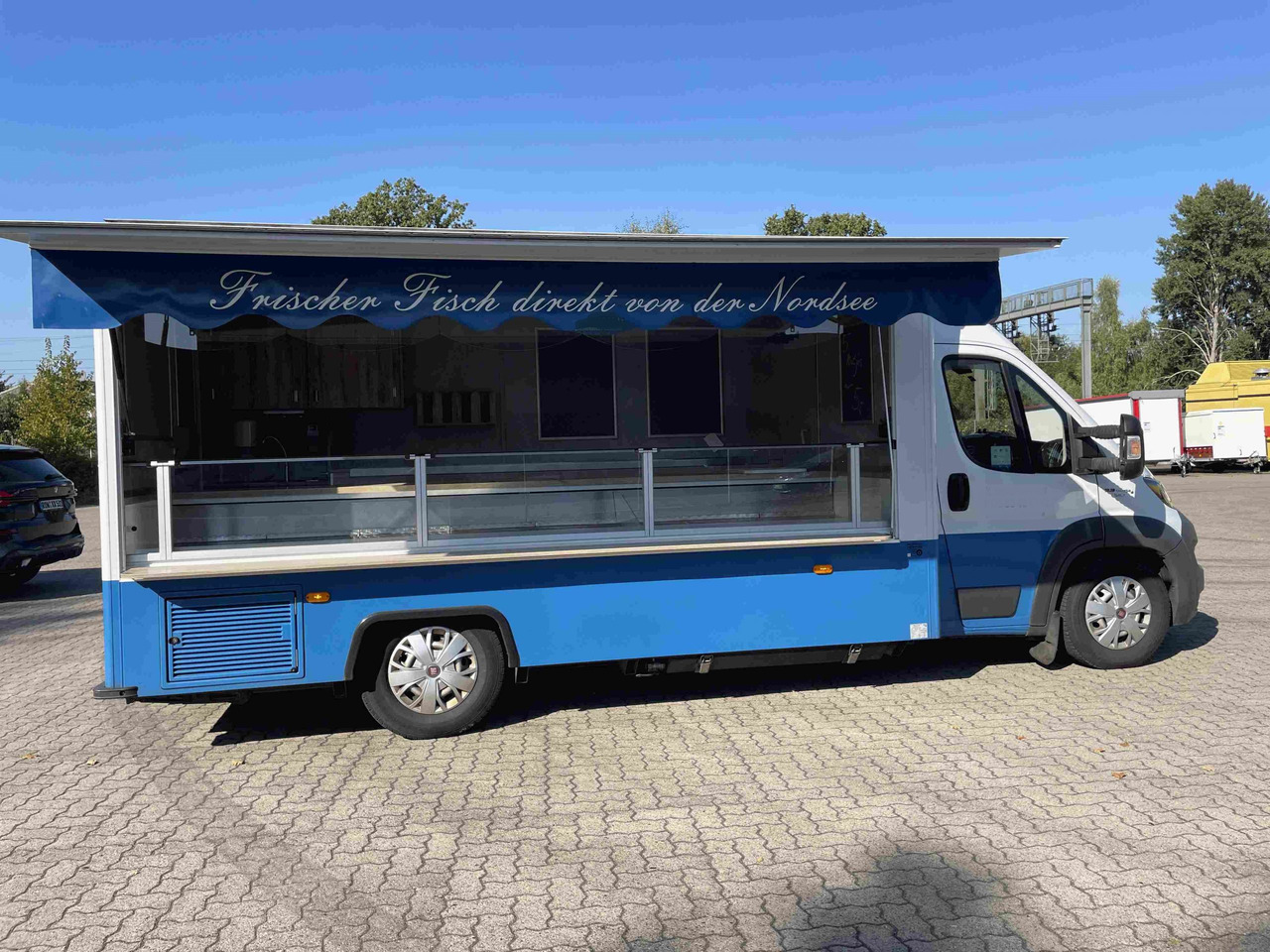 Wochenmarktmobil BORCO HÖHNS - Büféautó: 1 kép. Wochenmarktmobil BORCO HÖHNS - Büféautó: 1 kép.