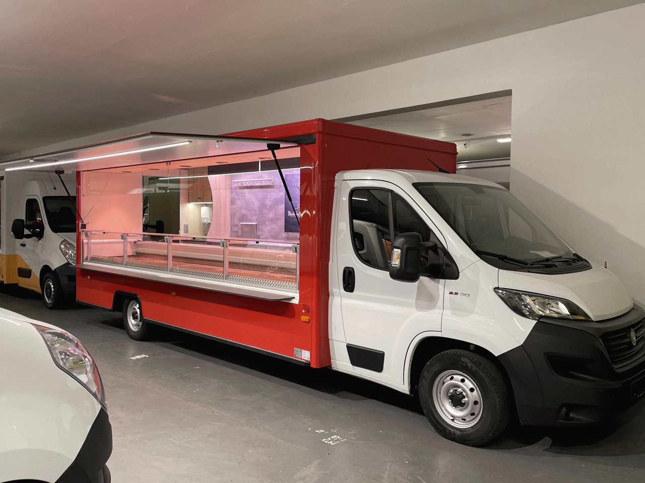 Wochenmarktmobil BORCO HÖHNS - Büféautó: 1 kép. Wochenmarktmobil BORCO HÖHNS - Büféautó: 1 kép.