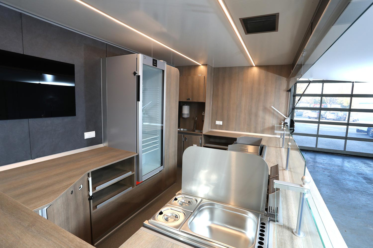 Wochenmarktmobil BORCO HÖHNS - Büféautó: 3 kép. Wochenmarktmobil BORCO HÖHNS - Büféautó: 3 kép.