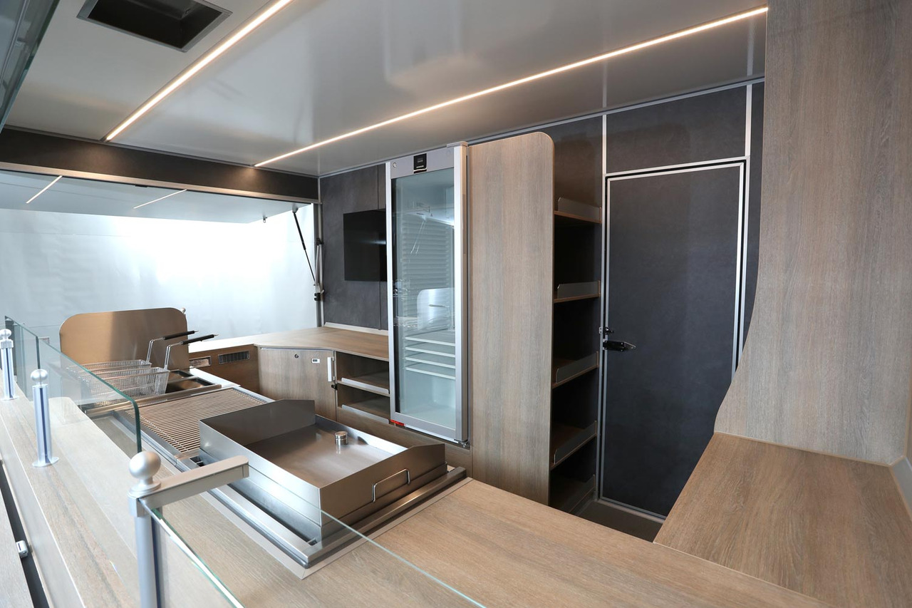 Wochenmarktmobil BORCO HÖHNS - Büféautó: 2 kép. Wochenmarktmobil BORCO HÖHNS - Büféautó: 2 kép.