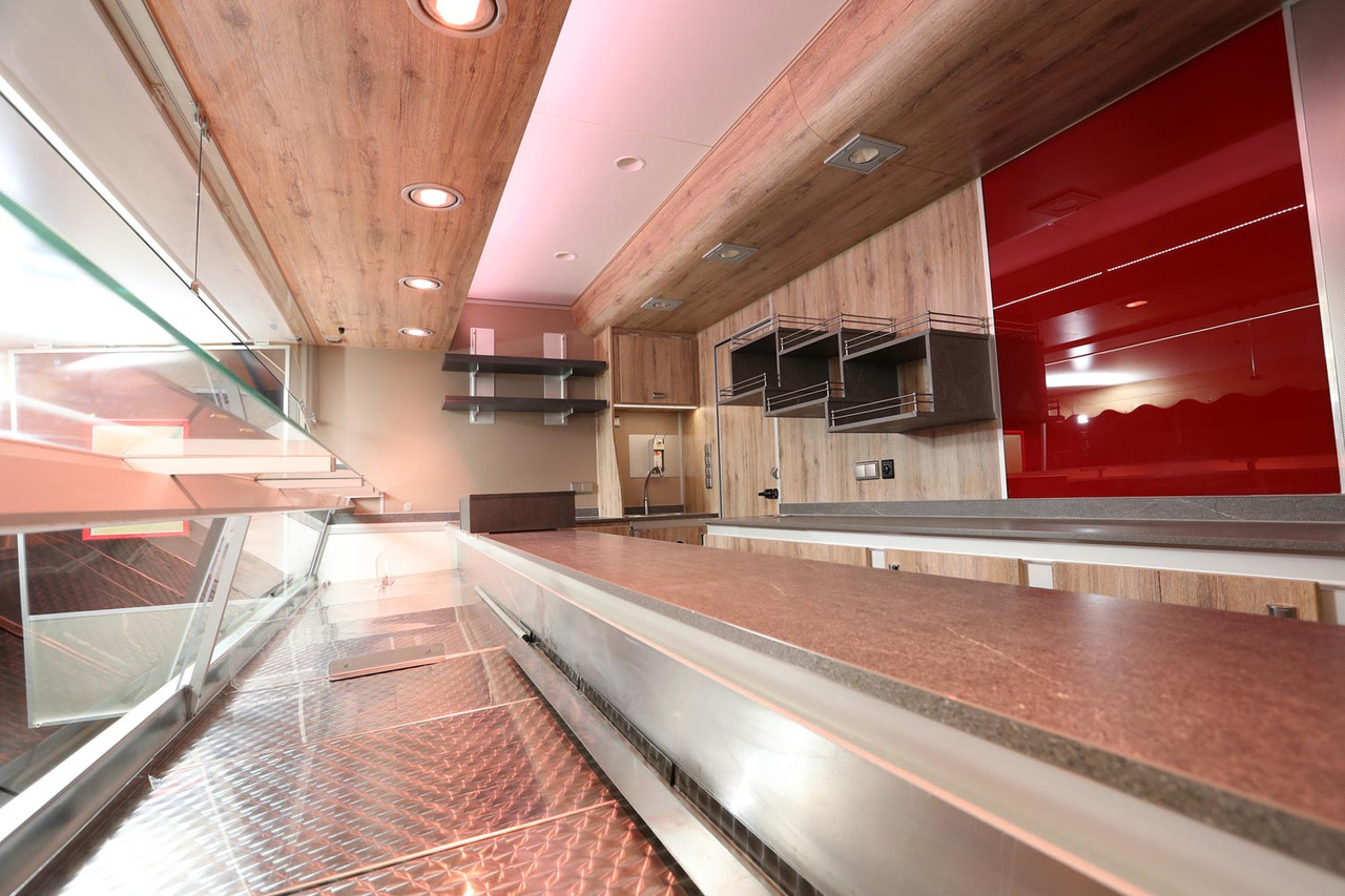 Wochenmarktmobil BORCO HÖHNS - Büféautó: 4 kép. Wochenmarktmobil BORCO HÖHNS - Büféautó: 4 kép.