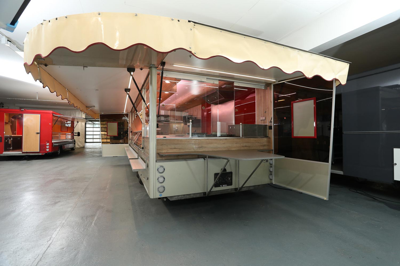 Wochenmarktmobil BORCO HÖHNS - Büféautó: 3 kép. Wochenmarktmobil BORCO HÖHNS - Büféautó: 3 kép.