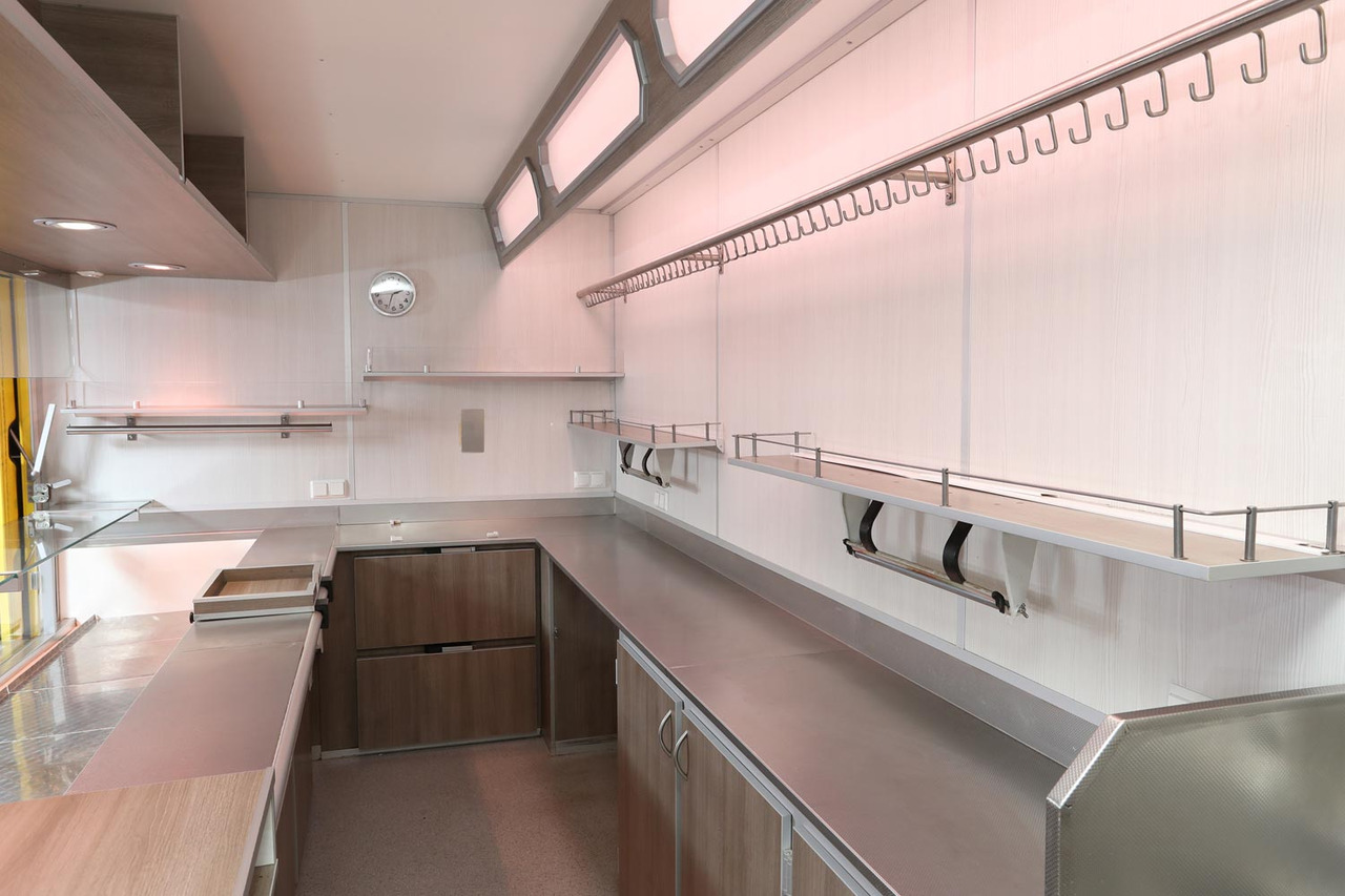 Wochenmarktmobil Esselmann - Büféautó: 4 kép. Wochenmarktmobil Esselmann - Büféautó: 4 kép.