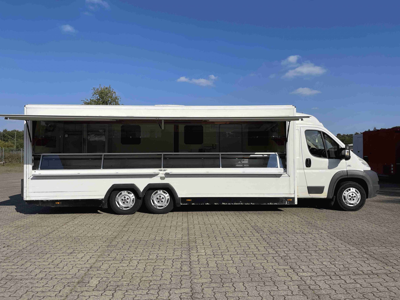 Wochenmarktmobil RKB - Büféautó: 5 kép. Wochenmarktmobil RKB - Büféautó: 5 kép.