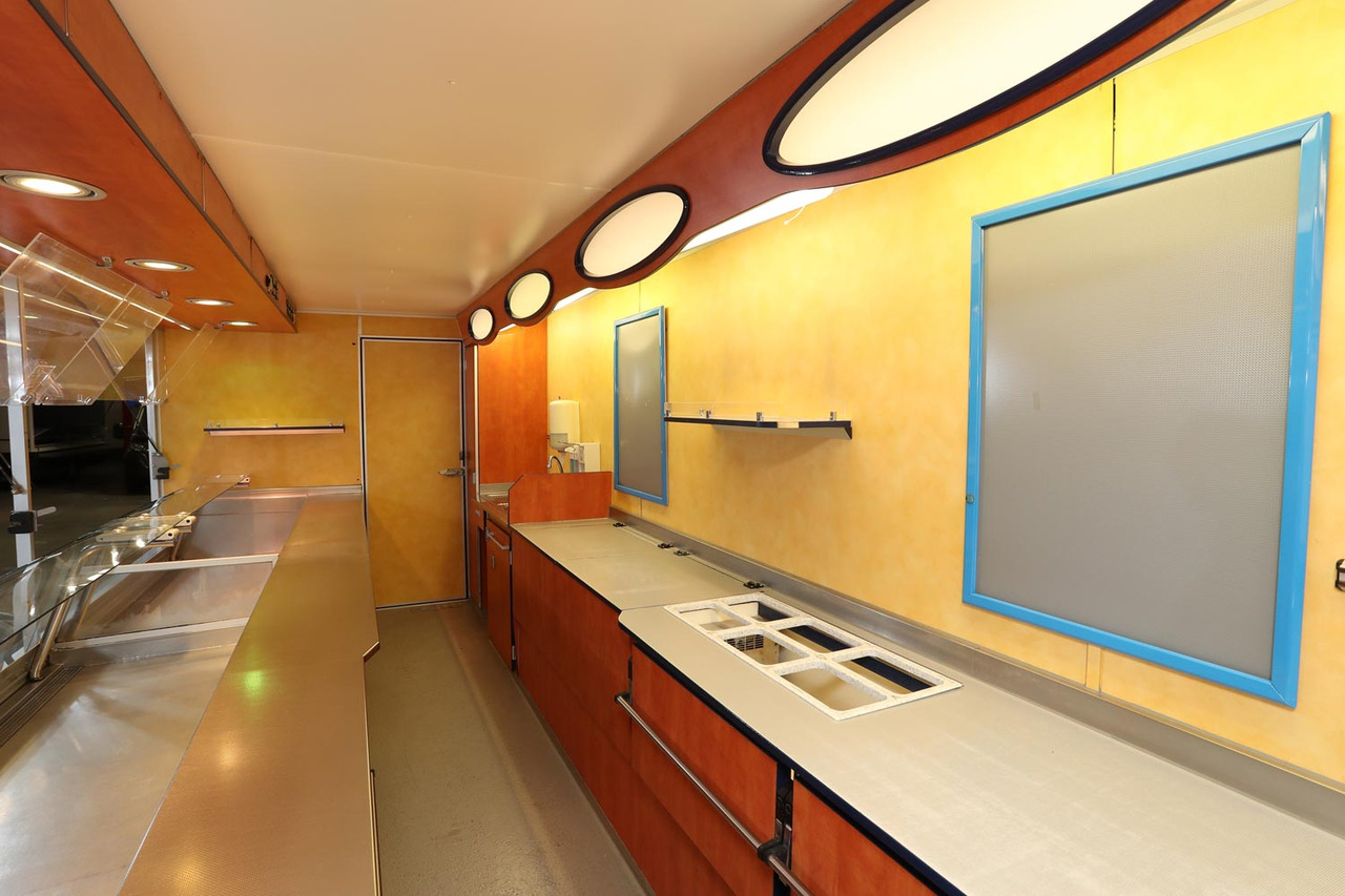 Wochenmarktmobil Tamhart - Büféautó: 4 kép. Wochenmarktmobil Tamhart - Büféautó: 4 kép.