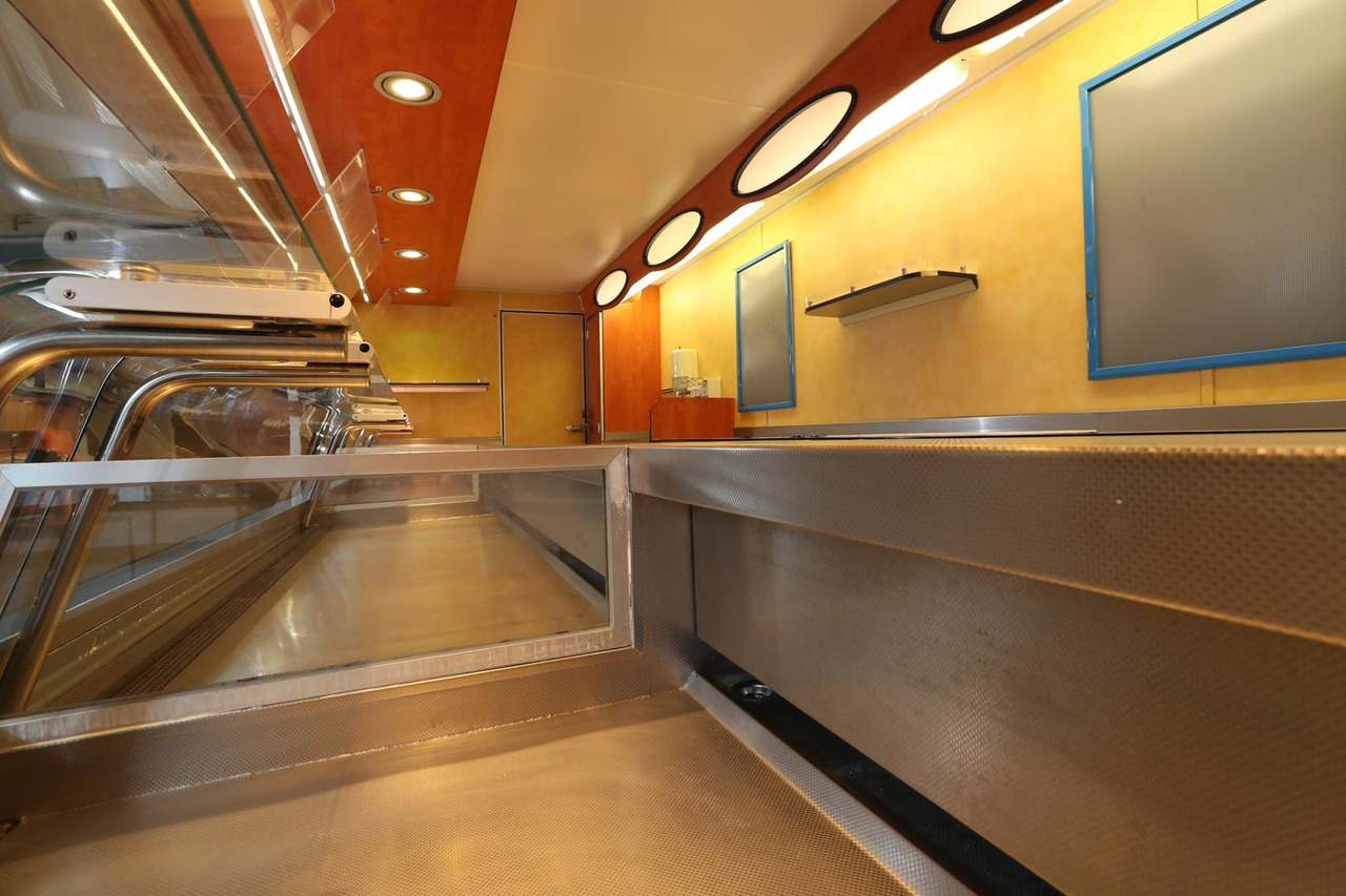 Wochenmarktmobil Tamhart - Büféautó: 3 kép. Wochenmarktmobil Tamhart - Büféautó: 3 kép.