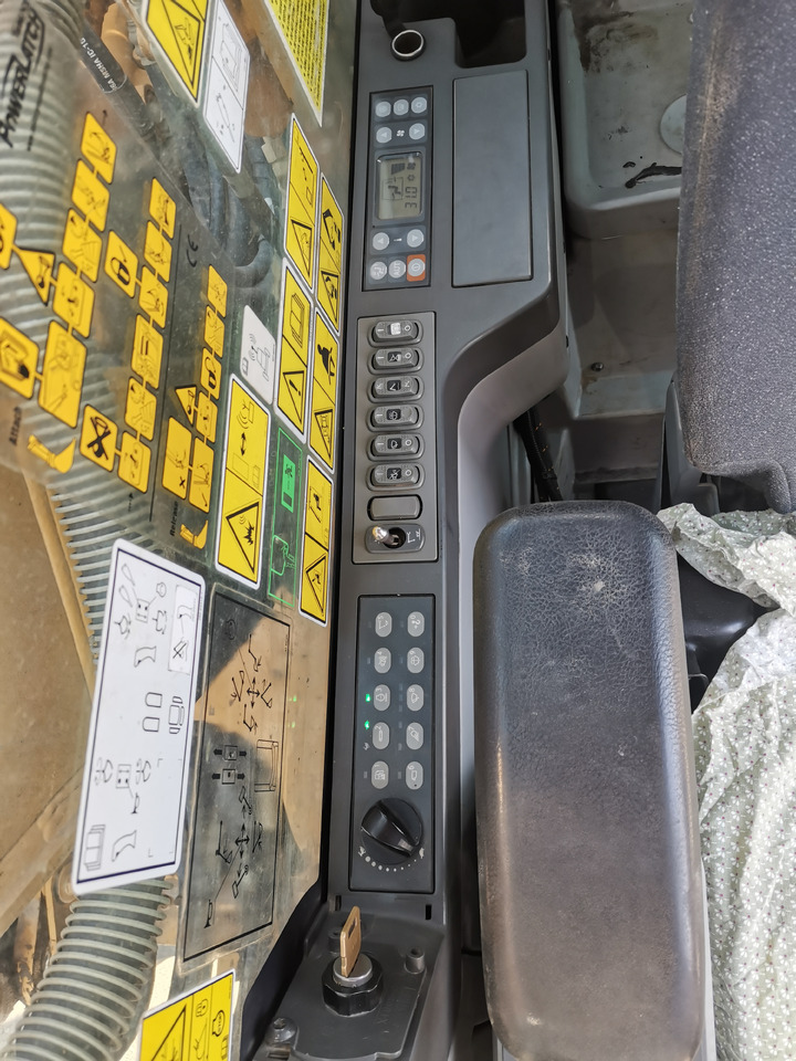 Lánctalpas kotró CATERPILLAR 320 E: 7 kép.