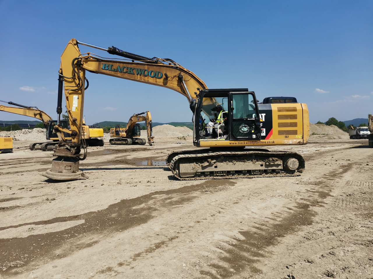 CATERPILLAR 320 F - Lánctalpas kotró: 1 kép. CATERPILLAR 320 F - Lánctalpas kotró: 1 kép.