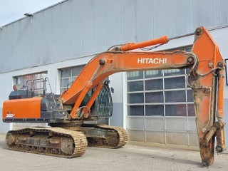 HITACHI ZX350LCN - 6 - Lánctalpas kotró: 3 kép. HITACHI ZX350LCN - 6 - Lánctalpas kotró: 3 kép.