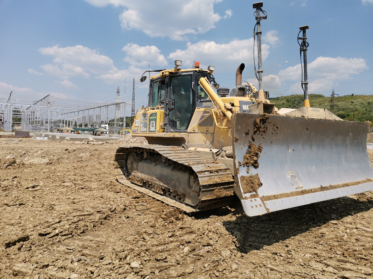 KOMATSU D65 PX 17 - Buldózer: 3 kép. KOMATSU D65 PX 17 - Buldózer: 3 kép.