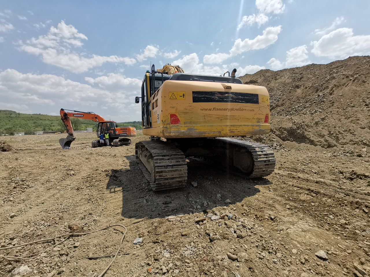 KOMATSU PC 290 LC 10 - Lánctalpas kotró: 3 kép. KOMATSU PC 290 LC 10 - Lánctalpas kotró: 3 kép.
