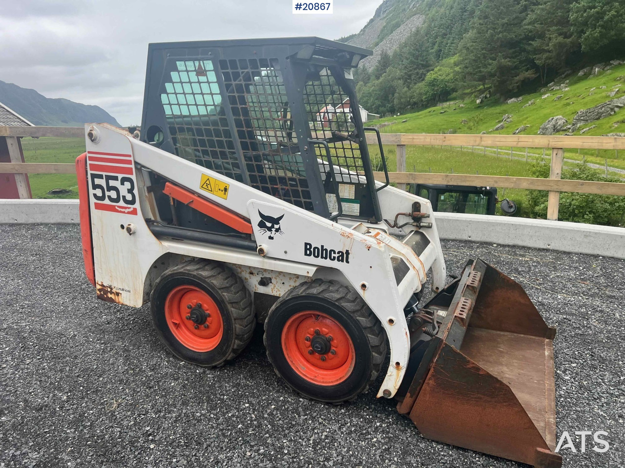 Bobcat 553 - Mini homlokrakodó: 3 kép. Bobcat 553 - Mini homlokrakodó: 3 kép.