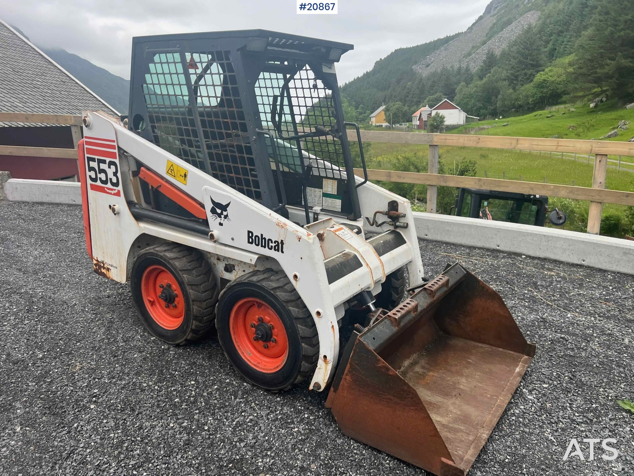Bobcat 553 - Mini homlokrakodó: 2 kép. Bobcat 553 - Mini homlokrakodó: 2 kép.