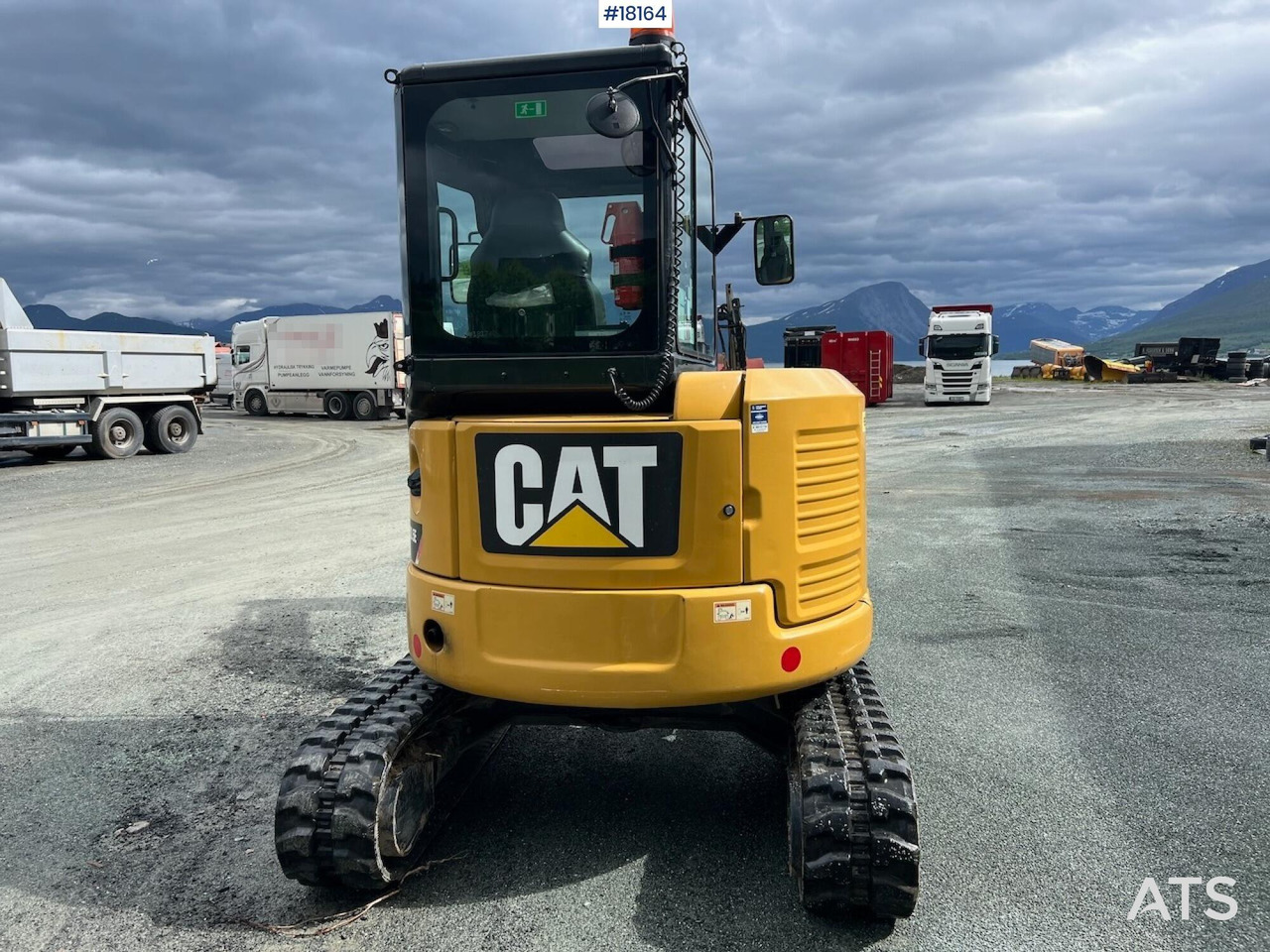Caterpillar 303.5ECR - Kotrógép: 4 kép. Caterpillar 303.5ECR - Kotrógép: 4 kép.