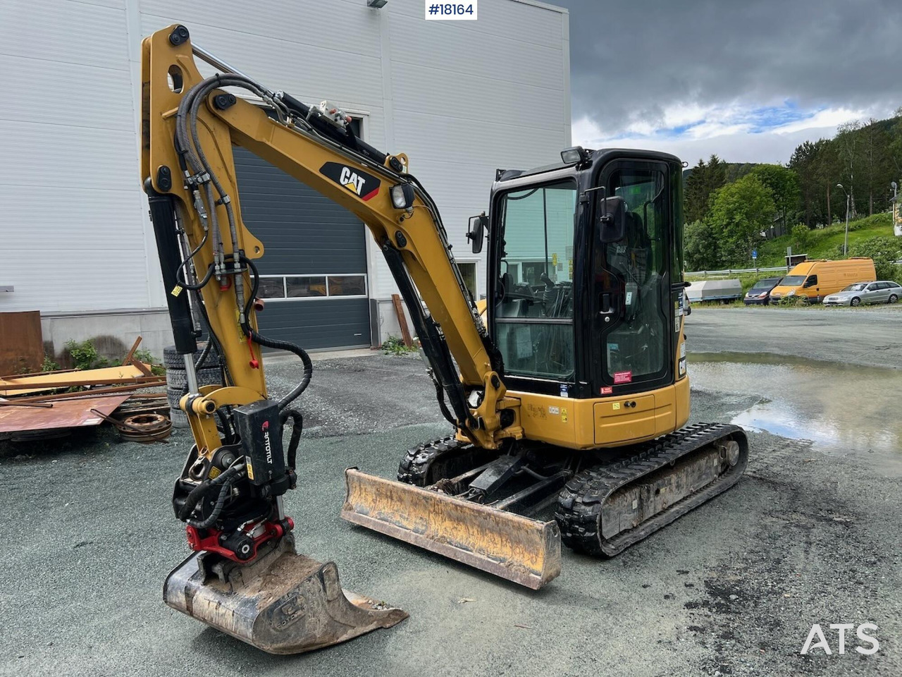 Caterpillar 303.5ECR - Kotrógép: 1 kép. Caterpillar 303.5ECR - Kotrógép: 1 kép.