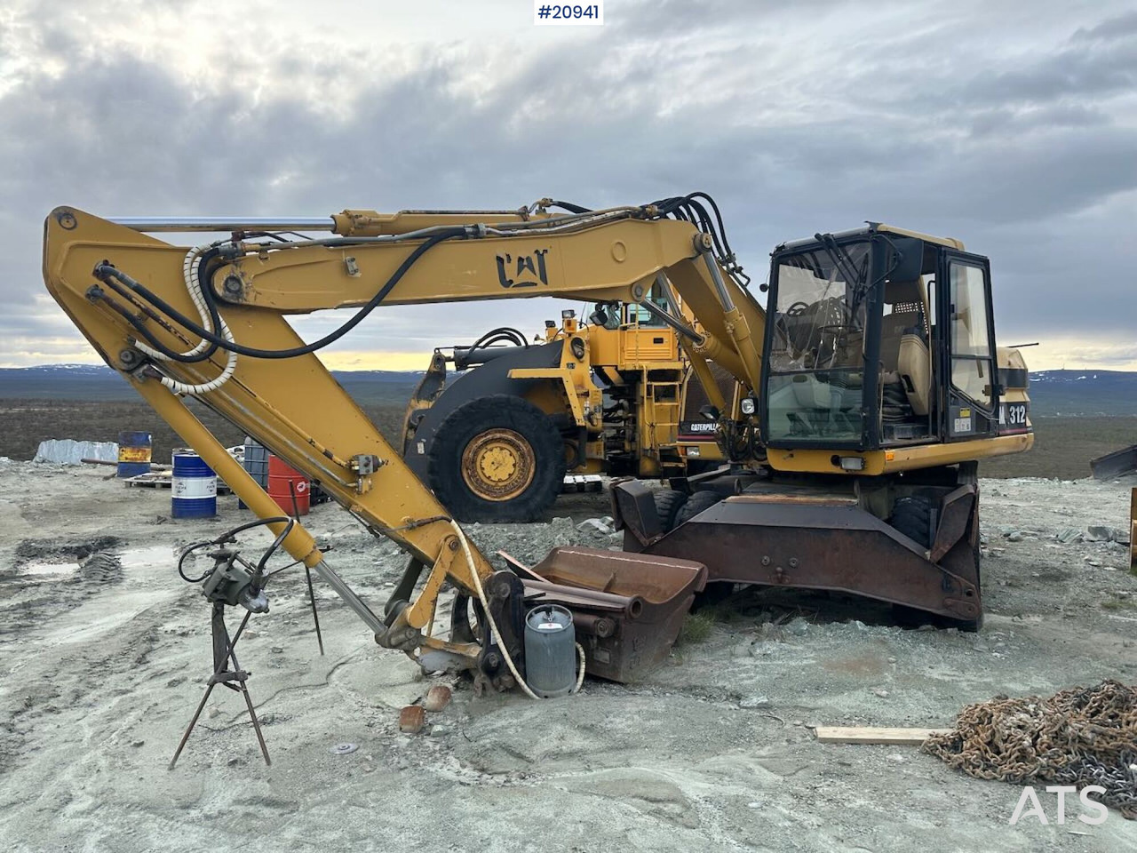 Caterpillar 312 - Gumikerekes kotró: 1 kép. Caterpillar 312 - Gumikerekes kotró: 1 kép.