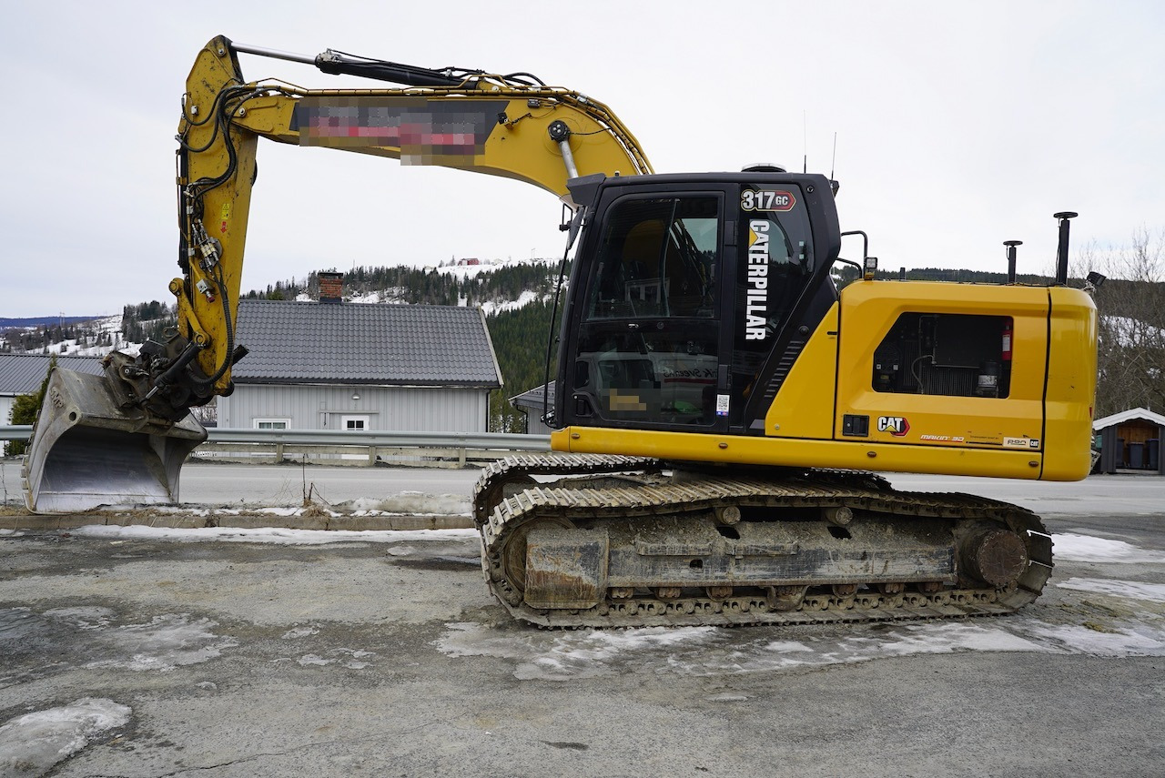 Caterpillar 317GC - Kotrógép: 1 kép. Caterpillar 317GC - Kotrógép: 1 kép.